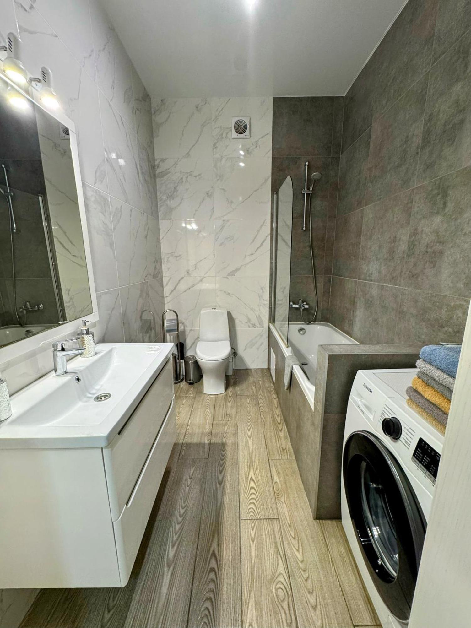 Vip Apartment У Центрі Міста, Новобуджк Театральний,Дуже Простора Rivne Exterior foto